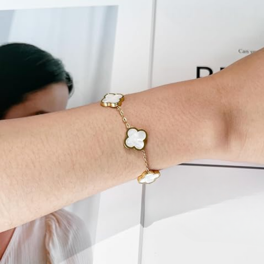 Marit – Elegantes Armband mit vergoldeten Kleeblatt-Motiven