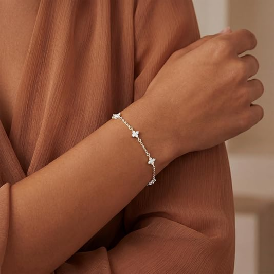 Malin – Zartes Silberarmband mit funkelnden Zirkonia-Blüten