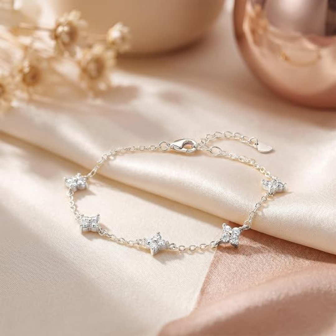 Malin – Zartes Silberarmband mit funkelnden Zirkonia-Blüten