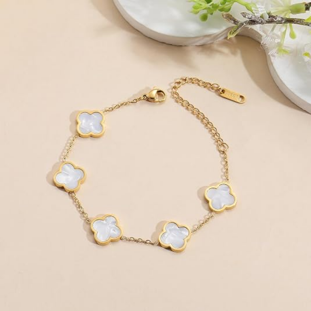 Marit – Elegantes Armband mit vergoldeten Kleeblatt-Motiven