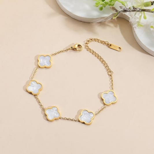 Marit – Elegantes Armband mit vergoldeten Kleeblatt-Motiven