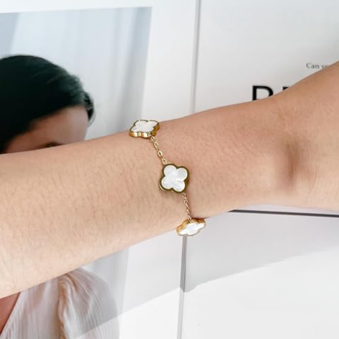 Marit – Elegantes Armband mit vergoldeten Kleeblatt-Motiven