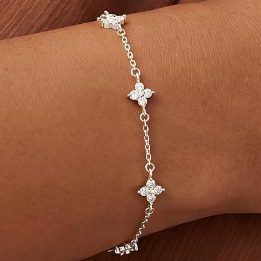 Malin – Zartes Silberarmband mit funkelnden Zirkonia-Blüten