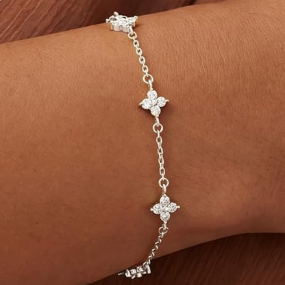 Malin – Zartes Silberarmband mit funkelnden Zirkonia-Blüten