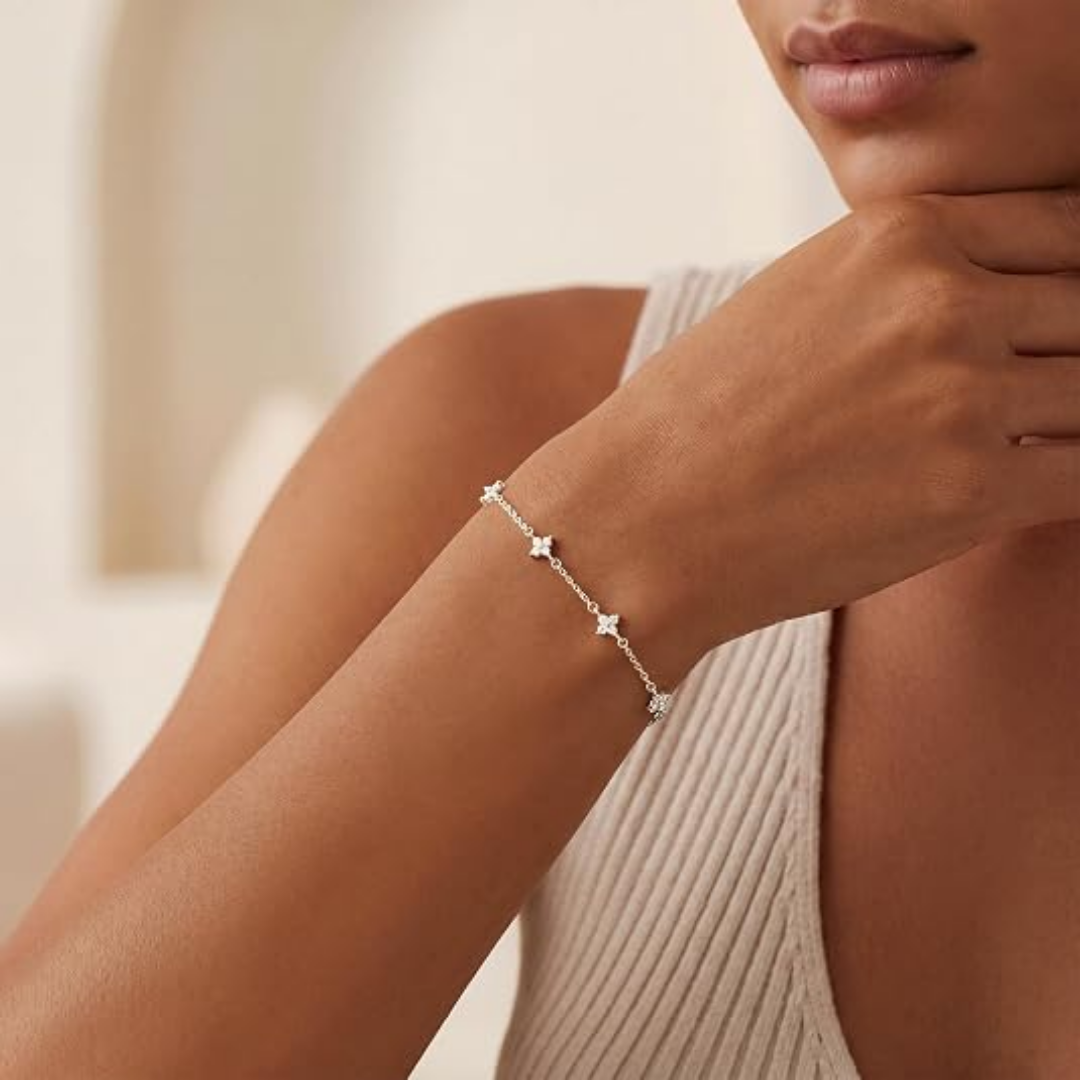 Malin – Zartes Silberarmband mit funkelnden Zirkonia-Blüten