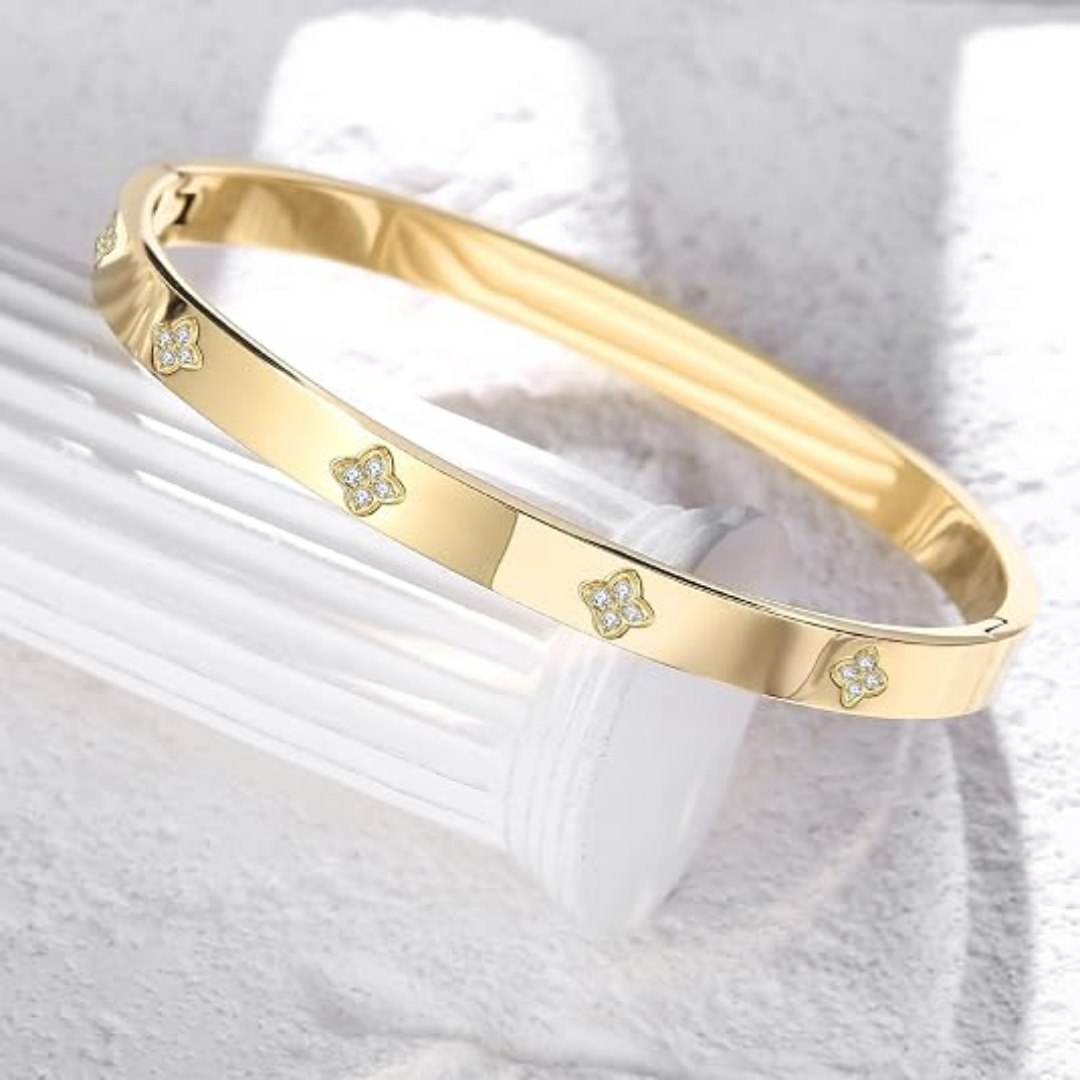 Helena – Edler Armreif mit funkelnden Blüten-Akzenten und Goldfinish